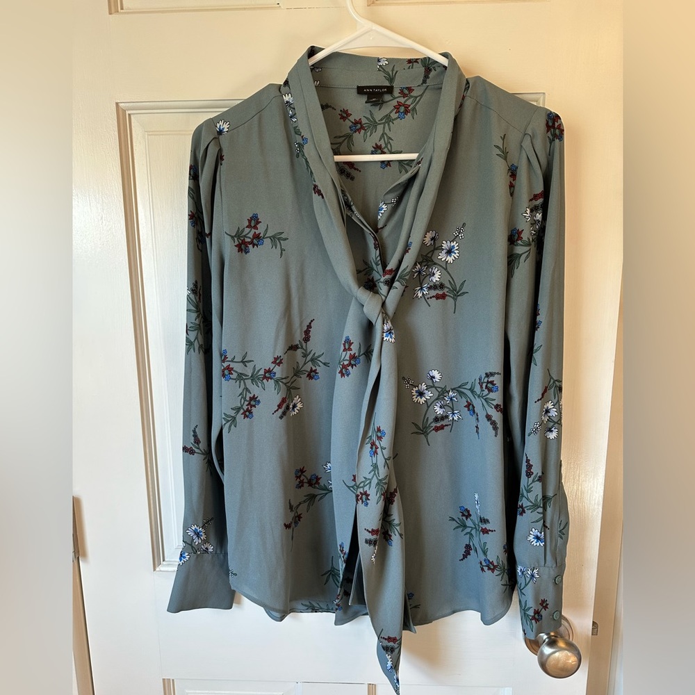 Ann Taylor grey/blue floral blouse size xs